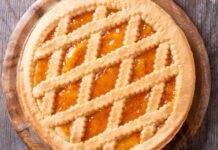 Crostata alla marmellata dal bordo altissimo: finirà in un battibaleno!