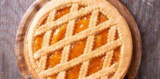 Crostata alla marmellata dal bordo altissimo: finirà in un battibaleno!