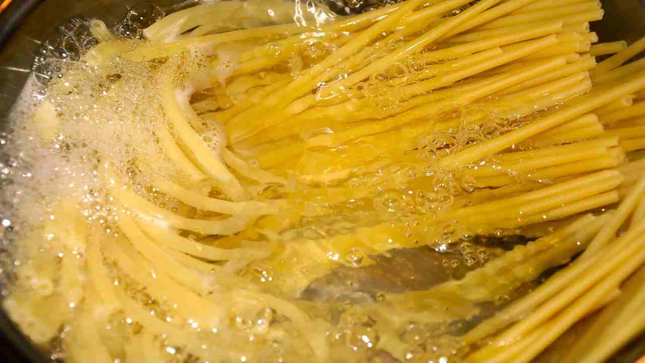 Come cuocere la pasta, bolletta del gas ok con la cottura passiva