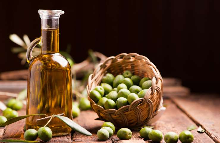 Dell'olio con delle olive