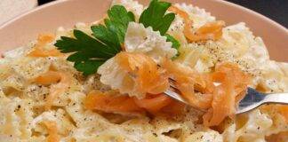 Farfalle salmone e pepe cremose come non mai, ma non ti serve la panna!