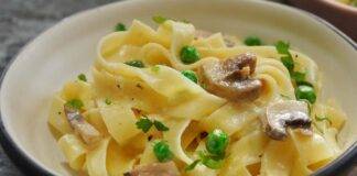 Fettucine funghi piselli e salsiccia: ma quali lasagne domenica a pranzo?