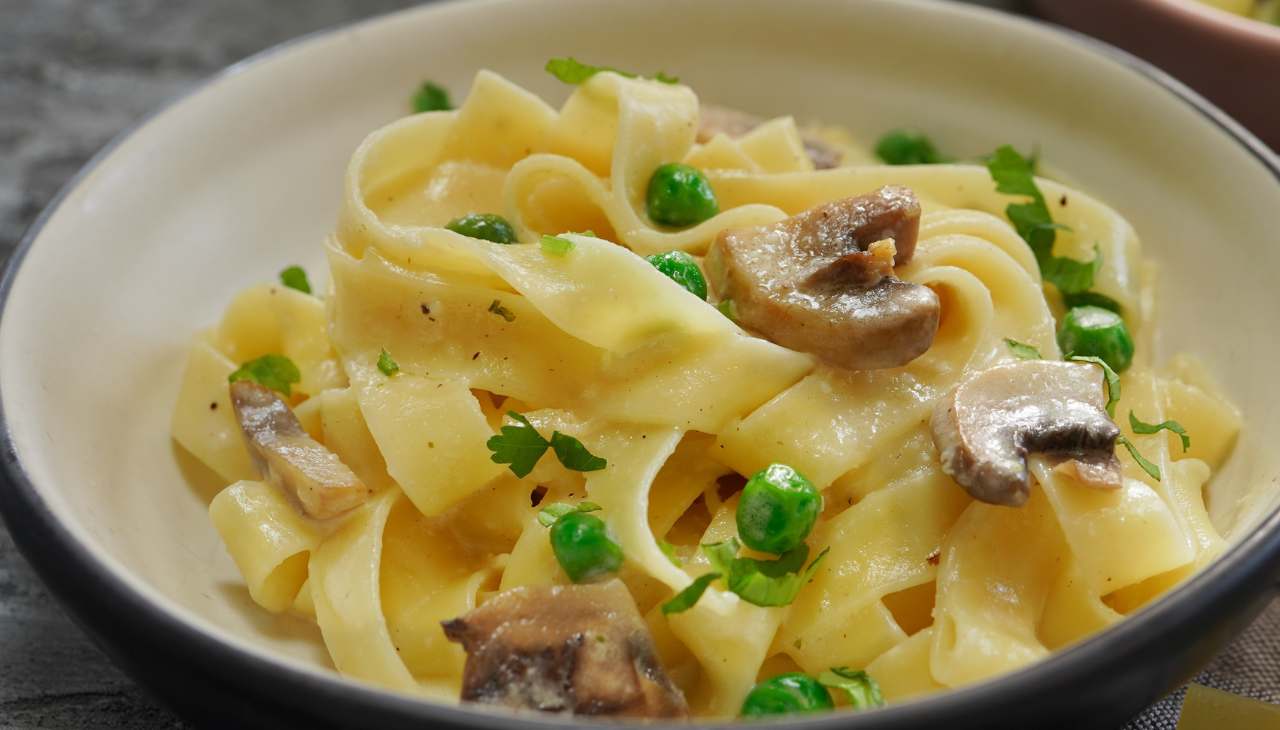 Fettucine funghi piselli e salsiccia: ma quali lasagne domenica a pranzo?