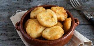 Frittelle di cavolfiore perfette per una cena a buffet, una tira l'altra