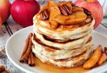 Pancake con impasto alle mele, solo un tocco di miele per renderli veramente perfetti