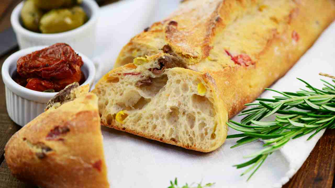 Pane ripieno con olive e pomodori secchi un'alternativa sfiziosa al classico pane, finirà subito!