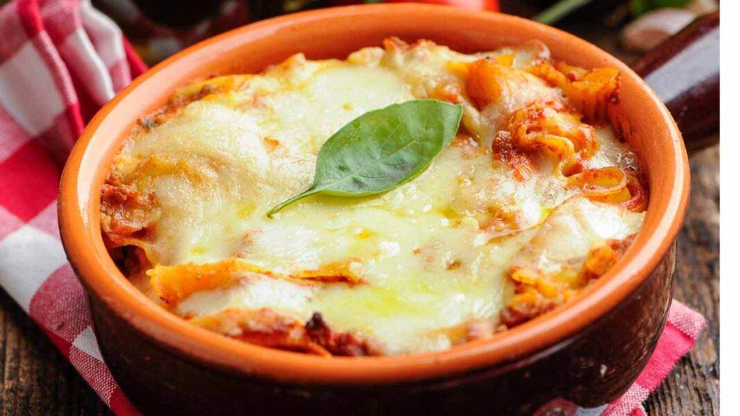 Pasta al forno alla bolognese nella terrina, ci aggiungiamo questo e