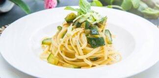 Pasta con le zucchine: un primo piatto leggerissimo, senza grassi e pronto in 10 minuti