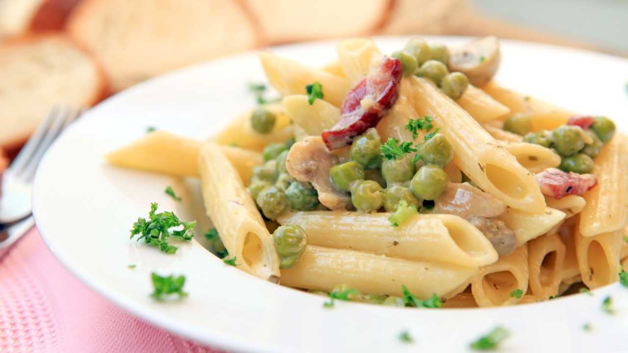 Pasta e piselli con funghi e salsiccia piccante prendi per la gola tutti, ti bastano solo 10 minuti!