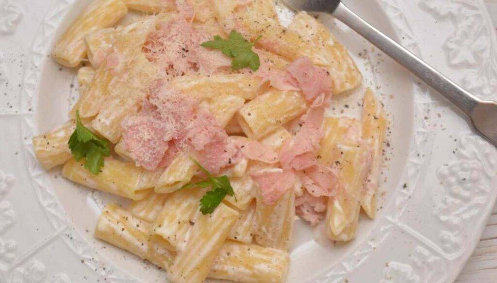 Pasta panna prosciutto e una pioggia di parmigiano reggiano
