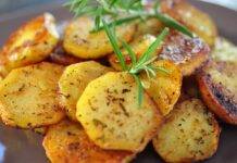 Patate arrosto al rosmarino, rosolate e croccantine dal cuore morbido senza usare il forno