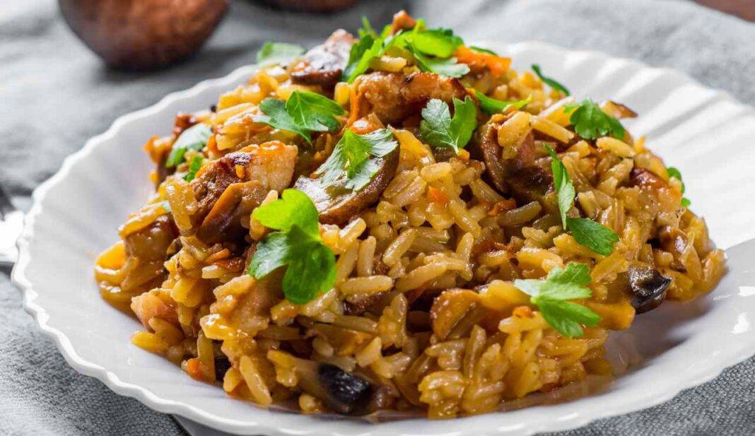 Risotto ai funghi porcini salsiccia e zafferano, ecco come renderlo