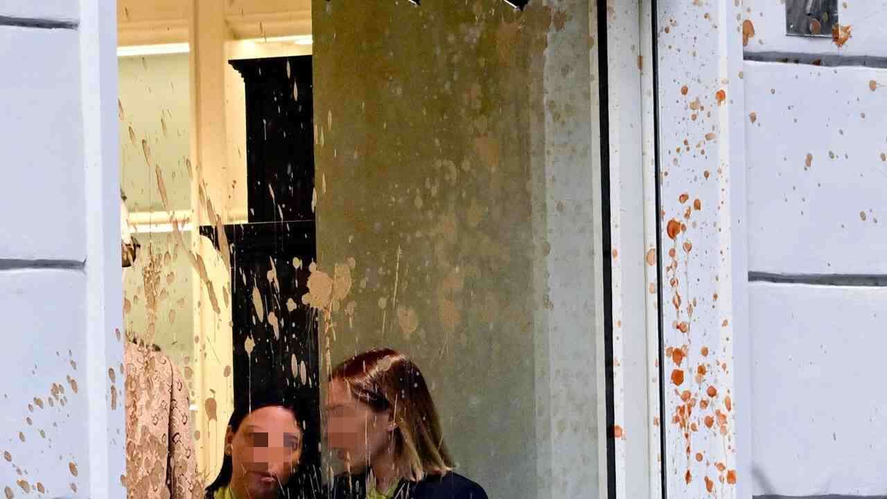 Napoli, salsa di pomodoro contro le vetrine di Gucci, Prada, Louis Vuitton