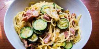 Spaghetti ai cipollotti con zucchine e pancetta