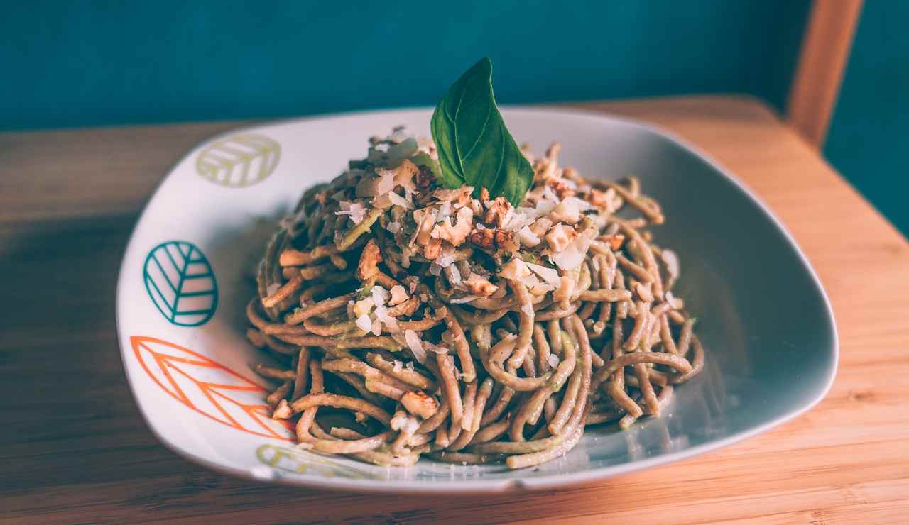 Spaghetti al pesto di basilico e noci