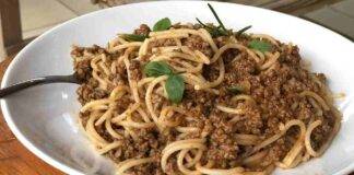 Spaghetti alla bolognese di lenticchie
