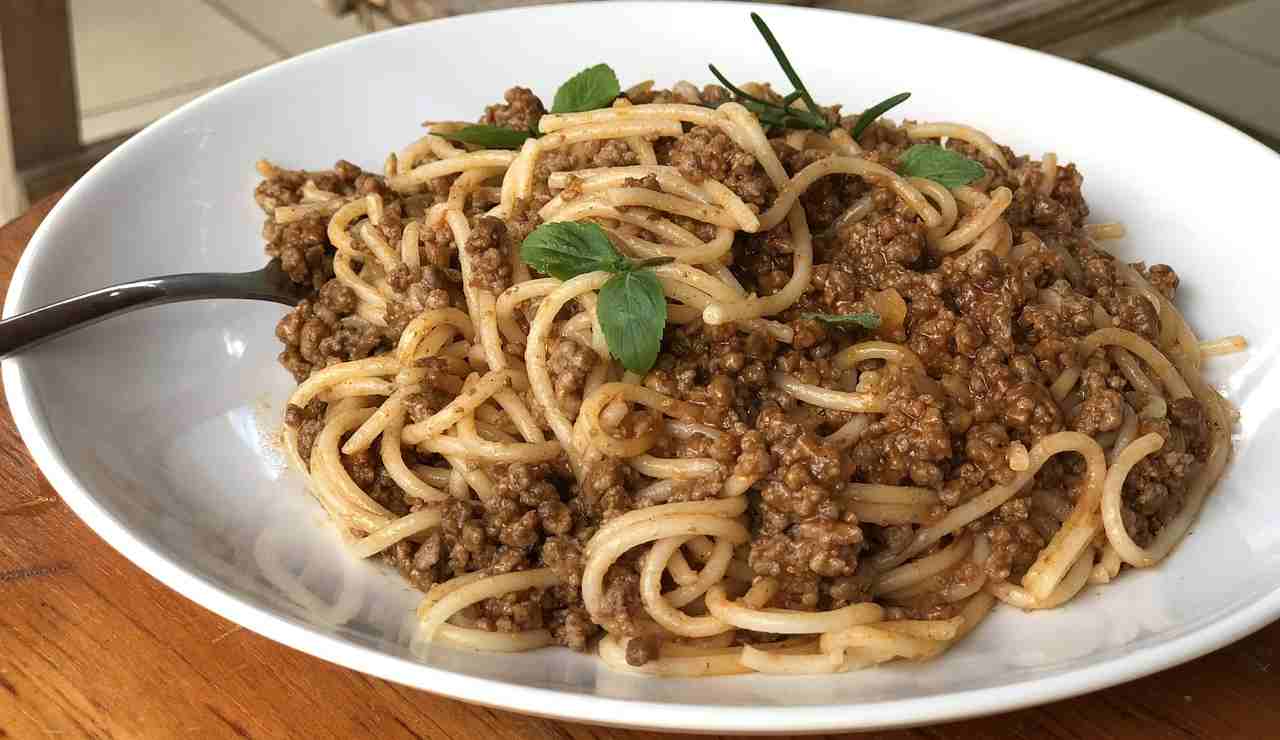 Spaghetti alla bolognese di lenticchie