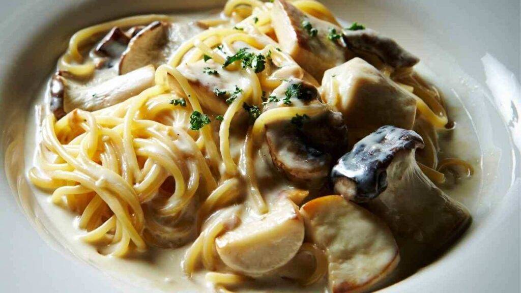 Spaghetti con besciamella di parmigiano e funghi porcini, un primo così