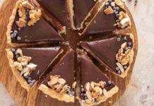 Torta Susanna, un guscio di pasta frolla friabile con un cuore di ricotta e cioccolato