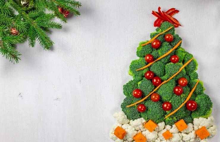 Un albero di Natale fatto di verdure