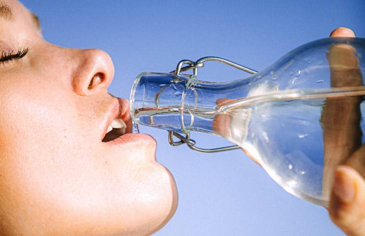 Una donna beve acqua da una bottiglia Ricettasprint.it 25112022