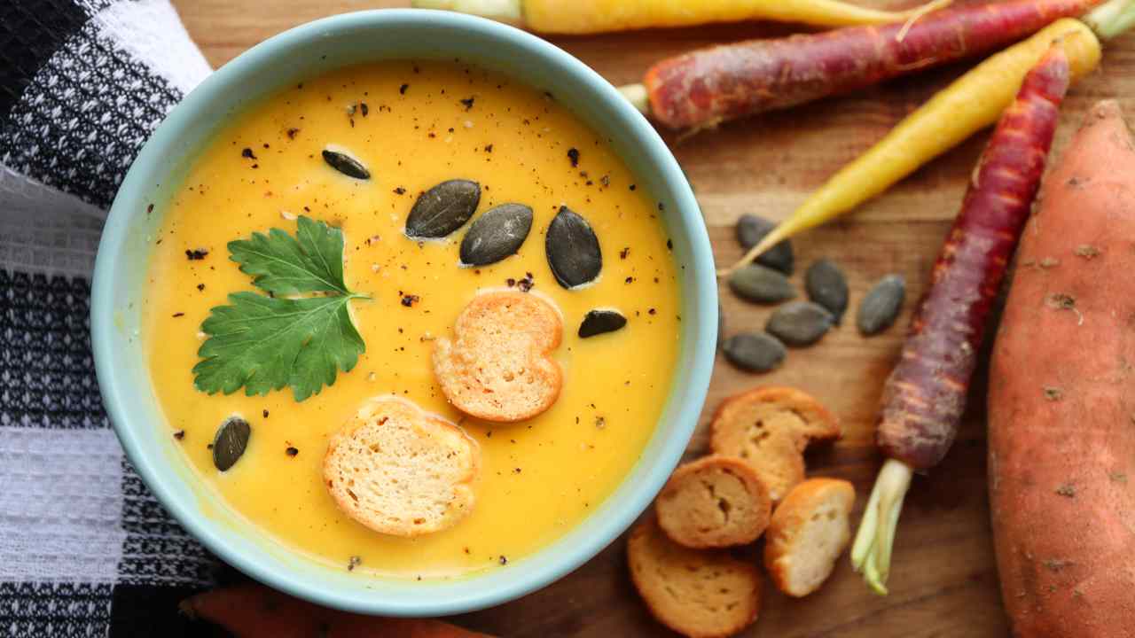 Vellutata di carote senza patate per una cena leggera e genuina, accompagna con dei crostini