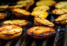Patate grigliate per cena, tre mosse sono pronte