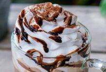 Coppette pandoro, cioccolato e panna: al primo cucchiaino svieni!