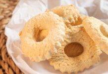Biscotti al burro e limone: ti innamorerai già al primo morso Biscotti al burro e limone ti innamorerai già al primo morso