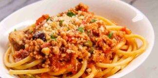 Bucatini al finto ragù per allietare ospiti improvvisi, senza rinunciare al gusto