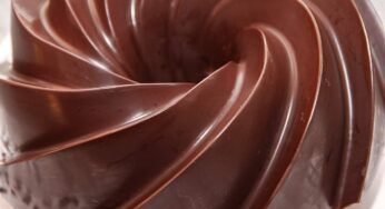 Budino veloce al cioccolato, senza uova, burro e gelatina, leggero e perfetto per le feste