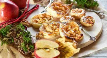 Cestini di sfoglia con mele allo zenzero caramellate, il dessert originale da servire insieme ai dolci Natale