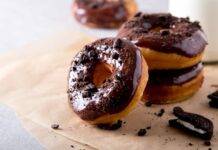 Ciambelline al cioccolato: regala una merenda fantastica in soli 10 minuti Ciambelline al cioccolato: regala una merenda fantastica in soli 10 minuti