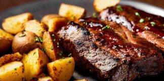 Costine di carne con patate secondo dal sapore rustico che metterà d'accordo tutti a tavola