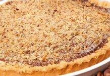 Crostata alla nutella con il top del top della frutta secca Crostata alla nutella con il top del top della frutta secca