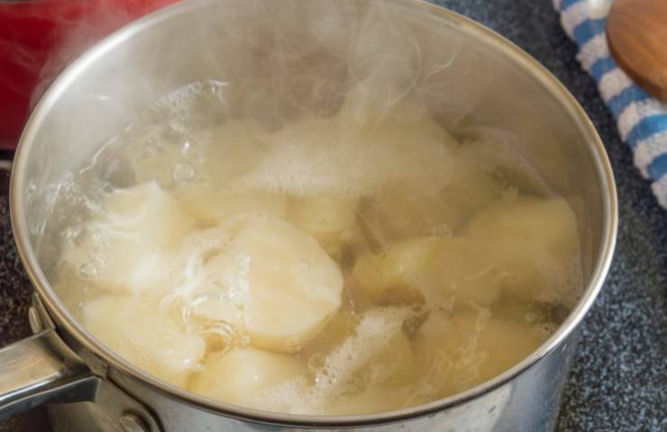 Delle patate messe a bollire