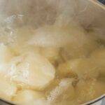 Come schiacciare le patate con la buccia senza scottarsi