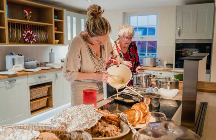 Due donne in cucina a Natale