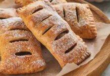 Fagottini ripieni di cioccolato: servili a colazione, sarà impossibile resistere a tanta bontà Fagottini ripieni di cioccolato servili a colazione, sarà impossibile resistere a tanta bontà