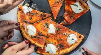Finta pizza di sfoglia, la cena perfetta che organizzi in 10 minuti