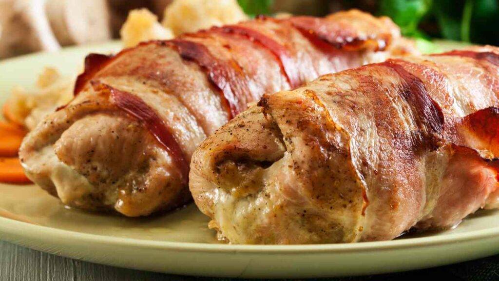 Involtini di pollo con pancetta ma sai come li devi farcire? Non ci crederai, scopri la ricetta