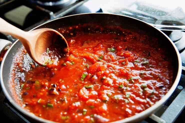 Maccheroni con ragù avanzato di Natale in pochissimi minuti servirai un piatto con i fiocchi