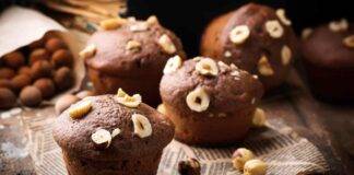 Muffin al cioccolato e nocciola soffici come una nuvola