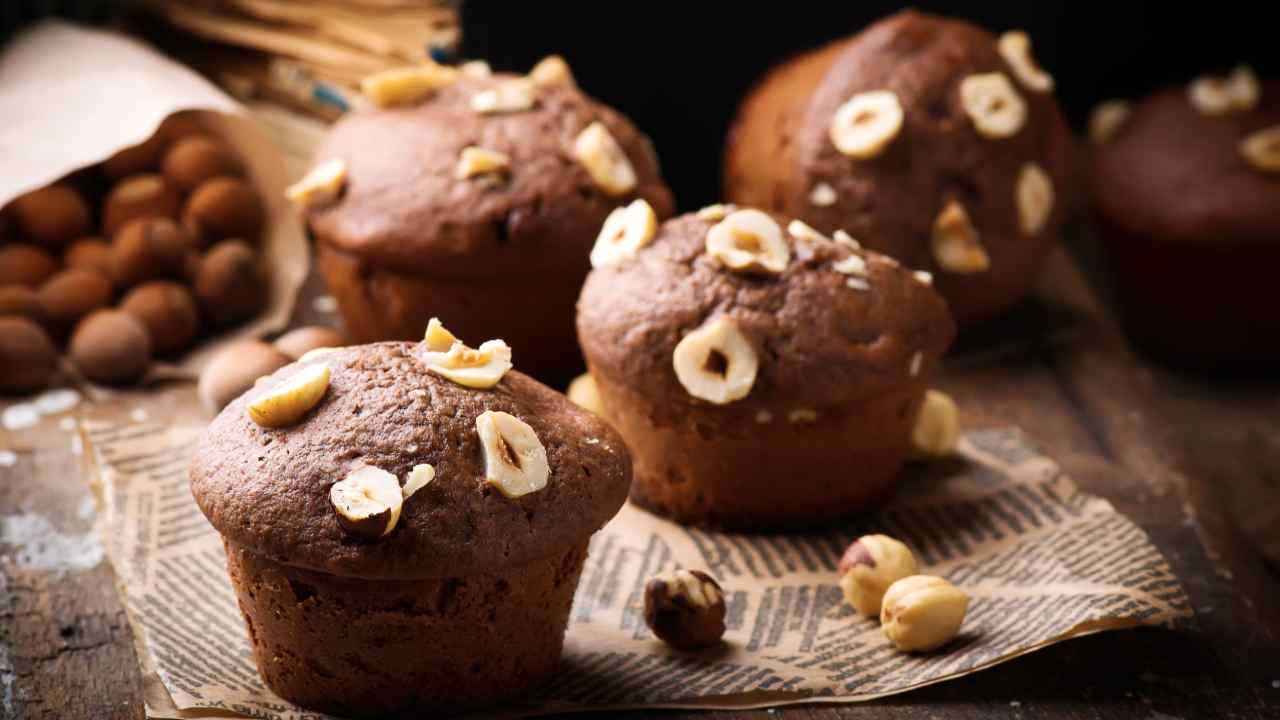 Muffin al cioccolato e nocciola soffici come una nuvola