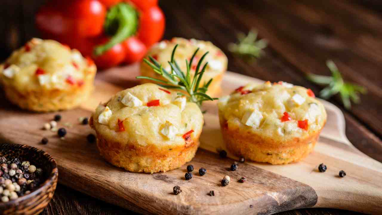 Muffin feta e peperoni il finger food che aprirà le danze il pranzo di Natale