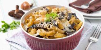 Pasta con funghi al forno filante e veloce perfetto per un pranzo dell'ultimo minuto!