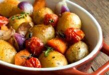 Patate e pomodori al forno: il contorno che ti salverà spesso la cena Patate e pomodori al forno il contorno che ti salverà spesso la cena