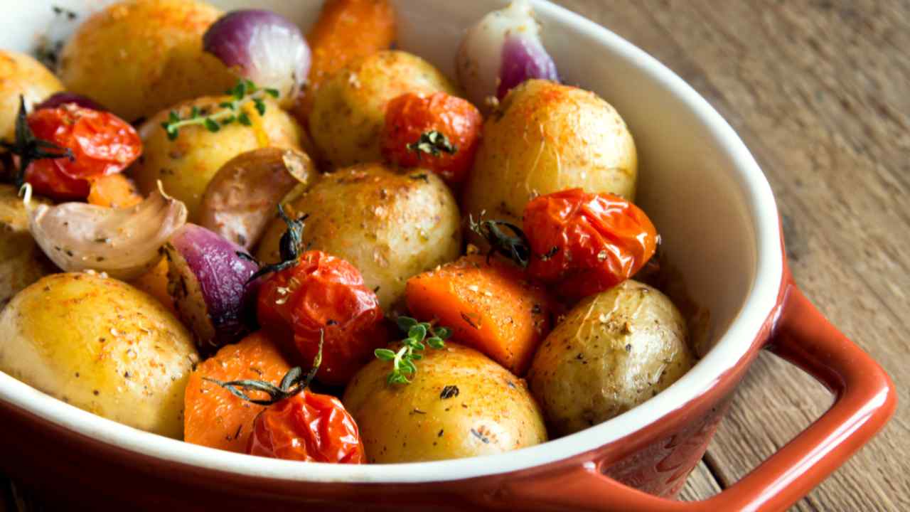 Patate e pomodori al forno il contorno che ti salverà spesso la cena