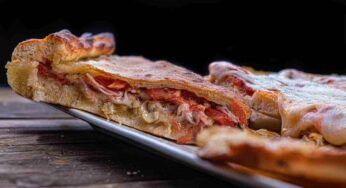 Pizza ripiena con funghi: mescoli, farcisci e inforni, la cena è servita in men che non si dica!