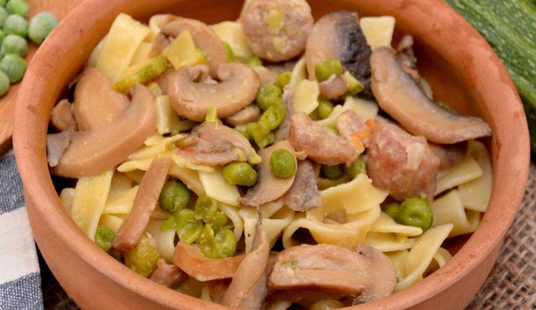 Tagliatelle con funghi piselli e salsiccia al vino bianco, che ...